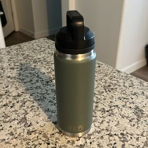 Yeti 26oz Rambler with Chug Cap - Like New!